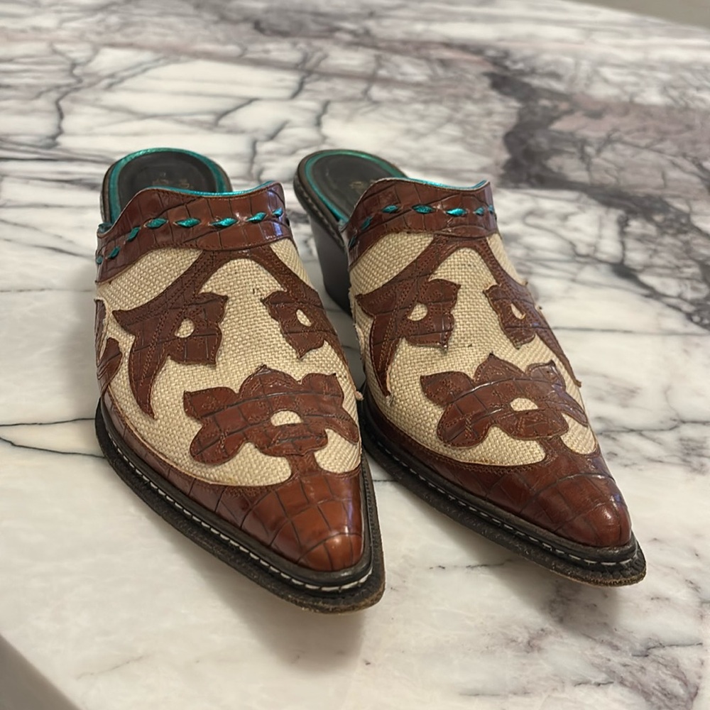 Donald J Pliner Mules